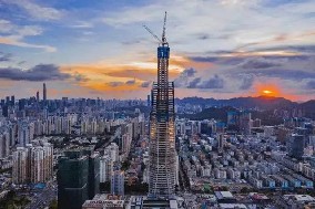 旭東圍擋廠家祝賀，深圳又一高樓388米 順利封頂 ！