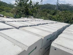 基礎(chǔ)塊圍擋供應-旭東鋼構(gòu)圍擋廠家案例