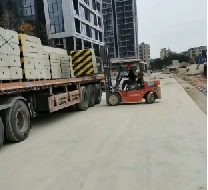 圍擋基礎塊的具體材質有哪些，各自的優(yōu)缺點是什么？【旭東圍擋】